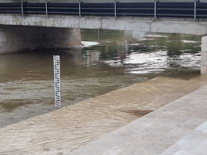 FOTO Sava se izlila iz korita u Zagrebu, Kupa raste i stvara nemile probleme u Karlovcu