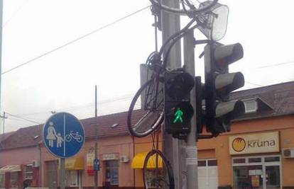 Na vrh semafora postavili su dva svezana bicikla