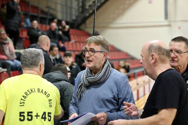 U Puli revijalno odigrali malonogometni veterani i istarske javne ličnosti