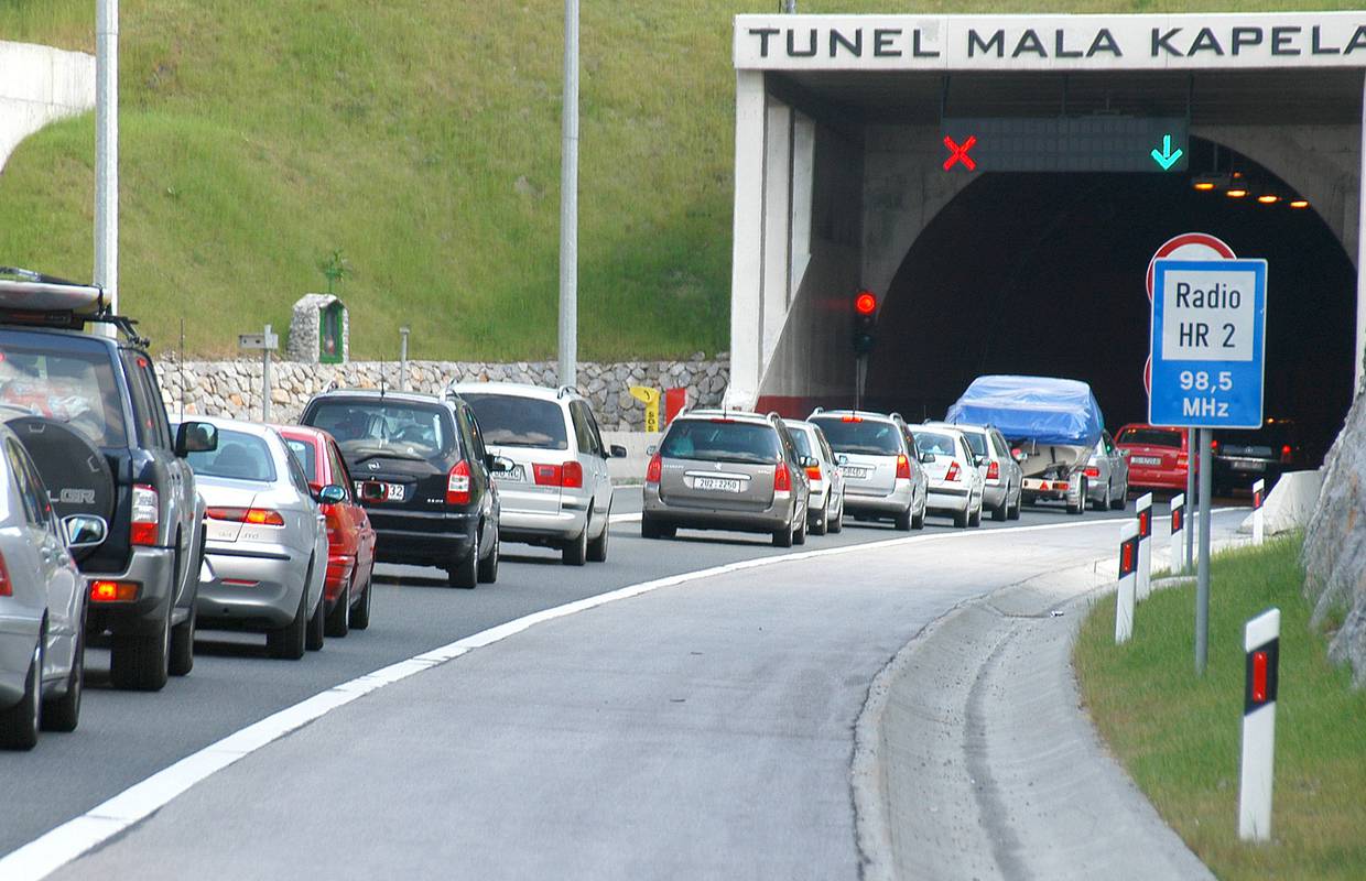 U najvećoj gužvi turistkinja se zaustavila na autocesti: Prepala se proći kroz tunel Mala Kapela