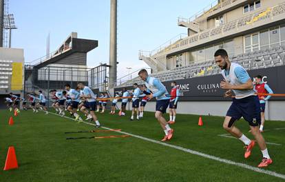 FOTO Nasmiješeni Cannavaro se uhvatio lopte. 'Modri' pozorno slušaju Talijanove upute...