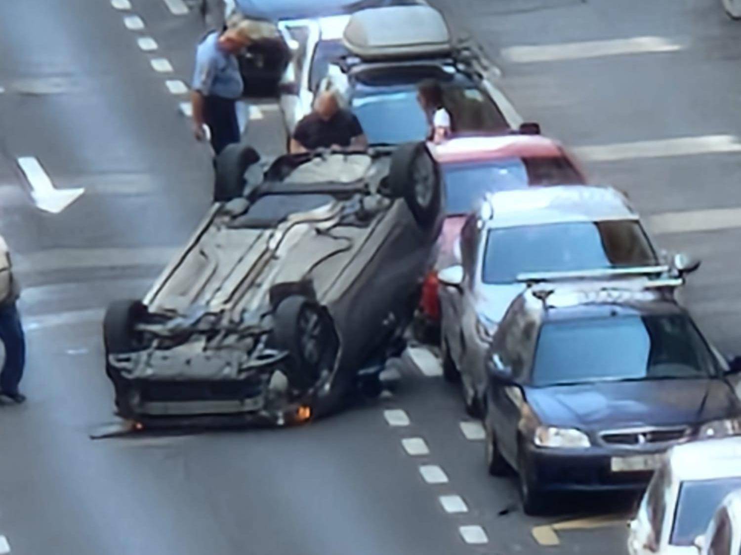 Niz nesreća u Zagrebu: Lančani sudar četiri auta, u centru auto na krovu i sudar s motociklom