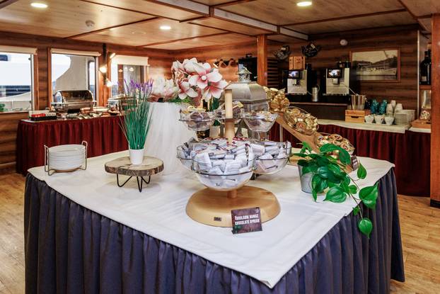 FOTO Zavirite u prvi brod-hotel u Hrvatskoj: Noćenje na ovom brodu u Rijeci ima posebnu čar