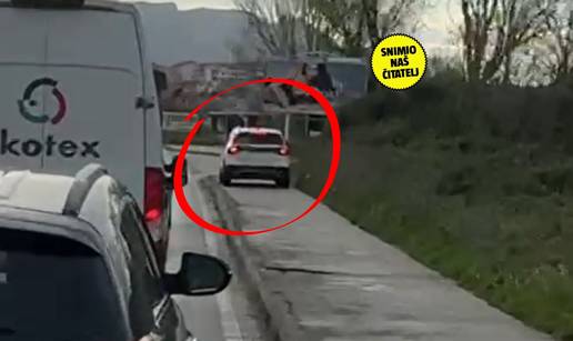 VIDEO Kakva bahatost: 'Nije joj se dalo čekati u gužvi u Solinu pa je malo vozila po nogostupu'