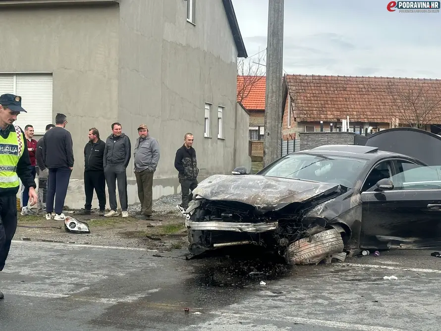 Vozio Mercedes bez vozačke pa se zabio u zid kuće: Vozač (26) i putnica (21) lakše ozlijeđeni