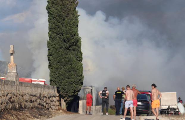 Požar u Vinišću stavljen pod kontrolu, policija istražuje uzrok