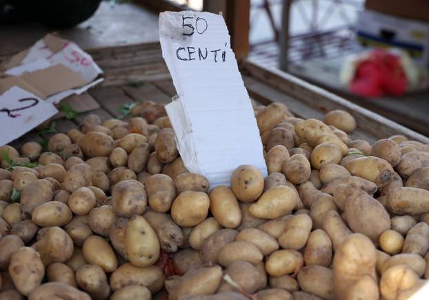 Šibenik: Bogata ponuda vo?a i povr?a na gradskoj tržnici