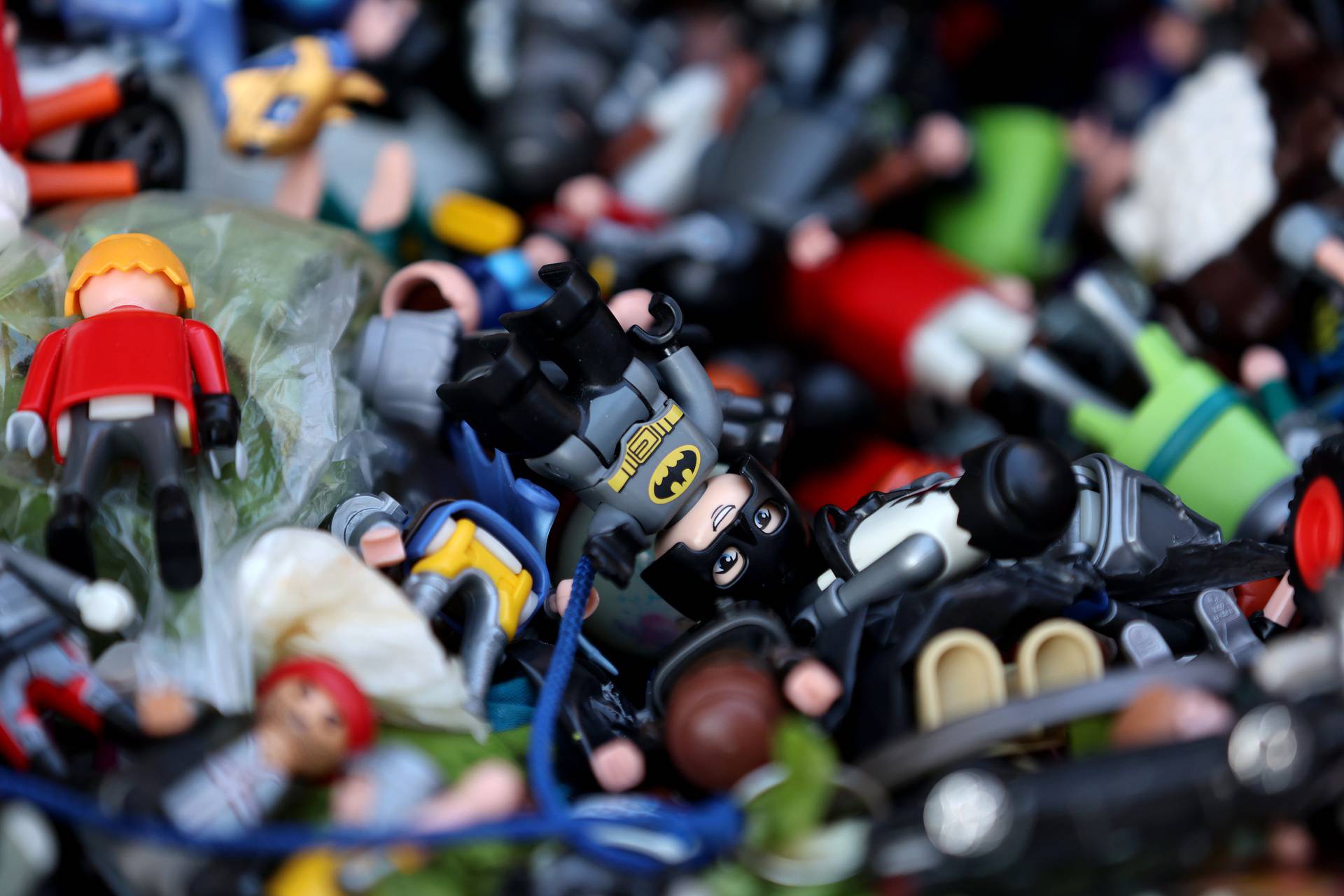 Zagreb: Dječje figurice odbačene u kantu za  smeće