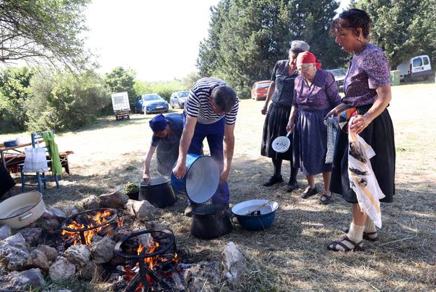 Vodice:Tradicionalni prvosvibanjski piknik u Rakitnici,spremanje divljeg zelja i pulente.