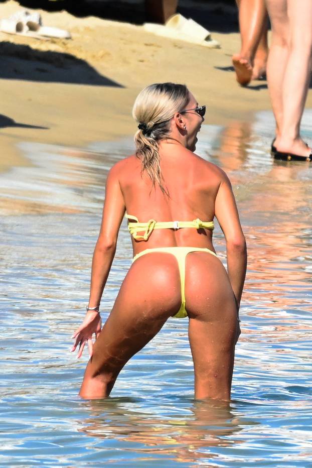 *EXCLUSIVE* Bernadette Szocs spend a relaxing day at Nammos Psarou Beach in Mykonos