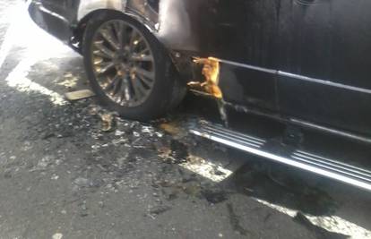 Zapalili su skupocjeni Land Rover, vozilo je skroz uništeno