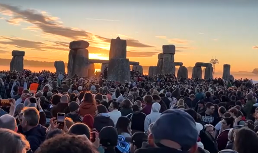 VIDEO Prvi dan ljeta: Tisu&cacute;e ljudi na Stonehengeu do&ccaron;ekale ljetni solsticij uz izlazak sunca