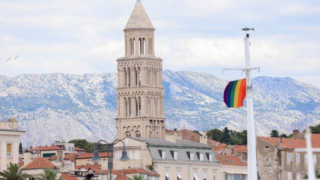 Split: Pride zastava izvješena na rivi