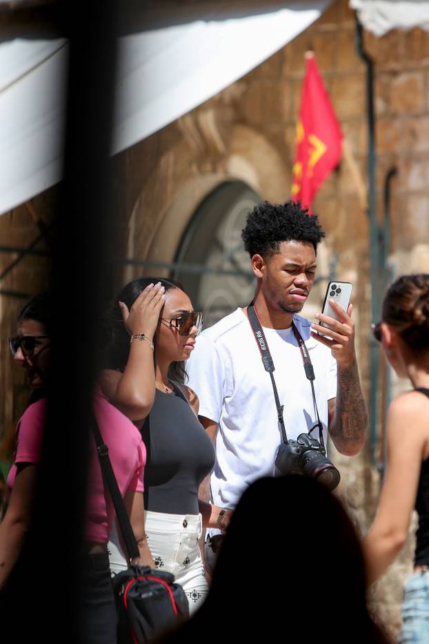 Dubrovnik: Košarkaš  Portland Trail Blazersa  Anfernee Simons s djevojkom u šetnji 