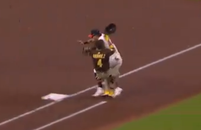 VIDEO Poznati bejzbolaš ostao nepomično ležati nakon teškog sudara. Morali ga imobilizirati