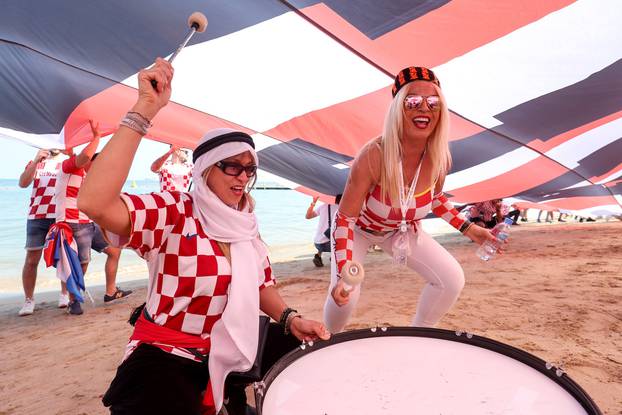 KATAR 2022 - Hrvatska zastava na plaži ispred hotela Hilton Doha gdje su smješteni reprezentativci