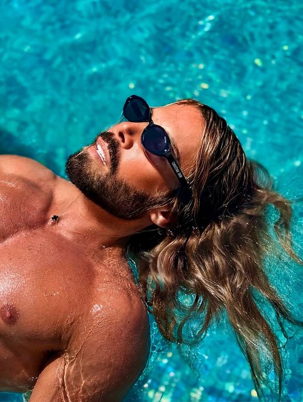 FOTO Mišićavi Marko Grubnić u gaćicama završio pod tušem