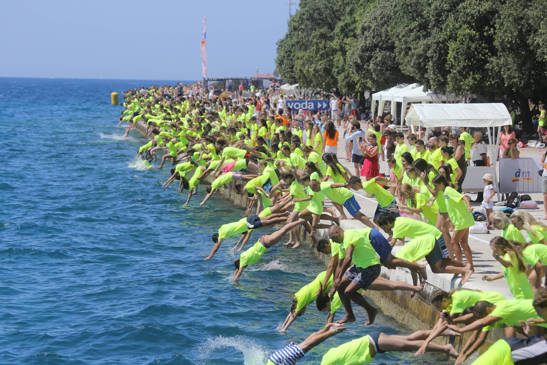 Milenijski skok: Tisuće Zadrana istovremeno je skočilo u more