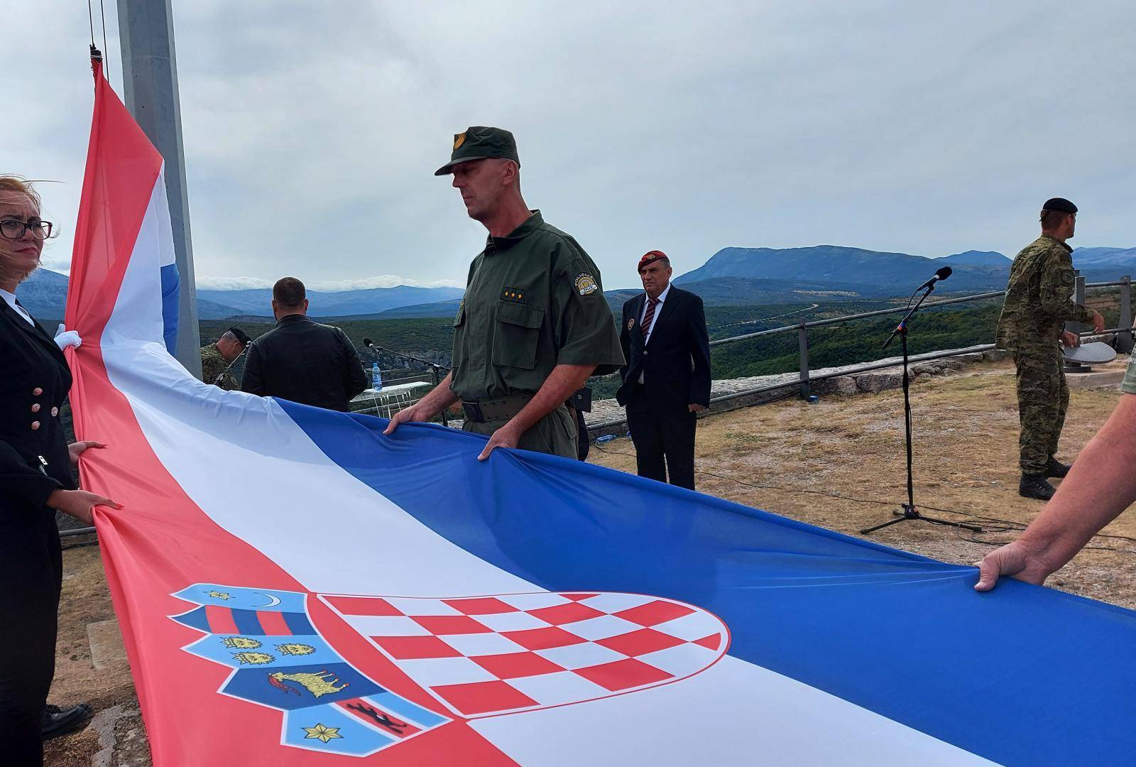 Knin: Proba dizanja zastave na tvrđavi što uvelike otežava jak vjetar