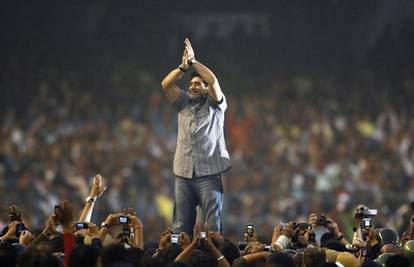 Maradonu u Indiji tisuće ljudi dočekale kao kralja