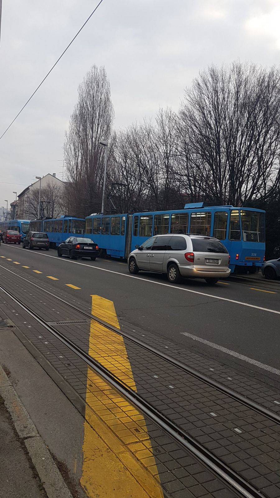 Kaos u Zagrebu: Sudar auta i tramvaja, nastale velike gužve