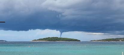 FOTO Kad Boris ugasi svjetlo:  Ovo je Zadar u podne. Čini se kao da je večer. Turisti u šoku