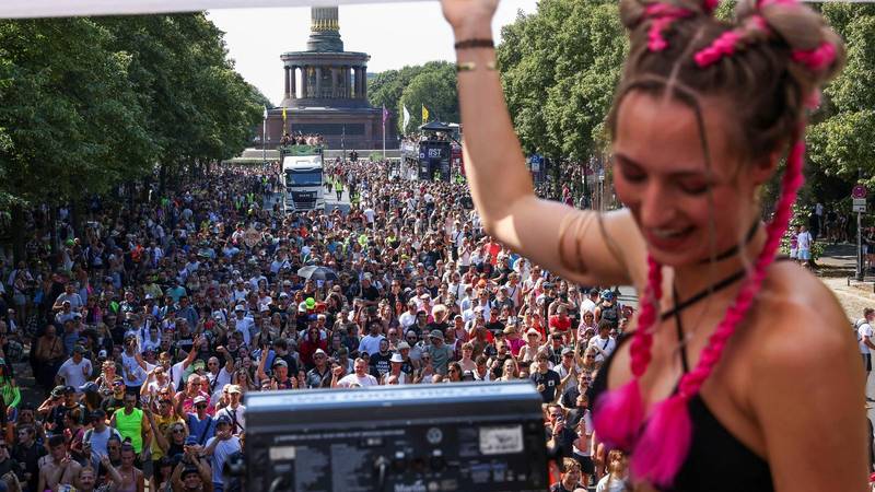 FOTO Berlinska tehno parada započela odavanjem počasti žrtvama napada na Povorku ponosa