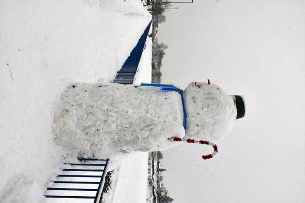 VIDEO Još jedan mega snjegović niknuo u Slavoniji. Visok je tri i pol metra i postao hit u Brodu