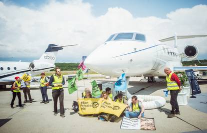 Klimatski aktivisti nakratko prekinuli zračni promet u Ženevi: Zaposjeli su dio piste