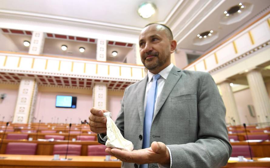 Zagreb: Zekanović u Sabor došao s vrećicom bijelog praha koji je našao, kako kaže, na Pantovčaku