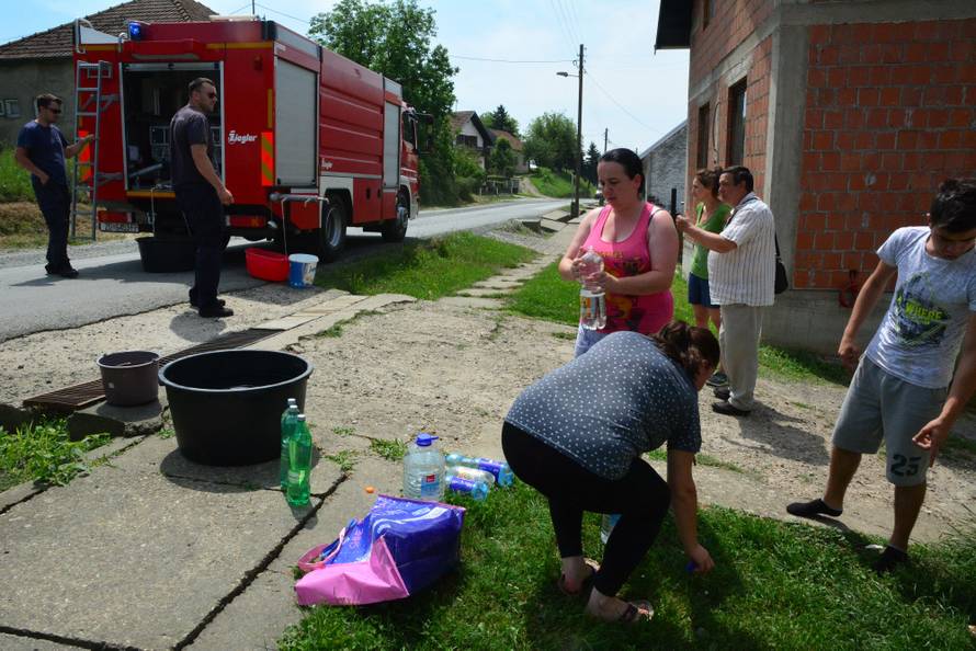 Vodu moraju kupovati: Plaćaju račune, a iz slavine curi mulj