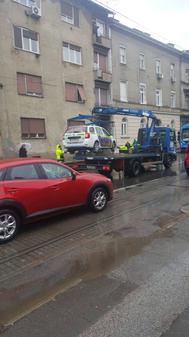 Nije bio oprezan: Taksist upao u rupu od tramvajske pruge...