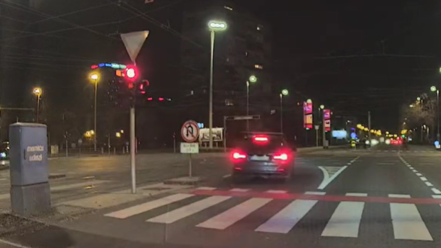 VIDEO Nevjerojatno! Mrtav hladan u centru Zagreba proletio na crveno na križanju!