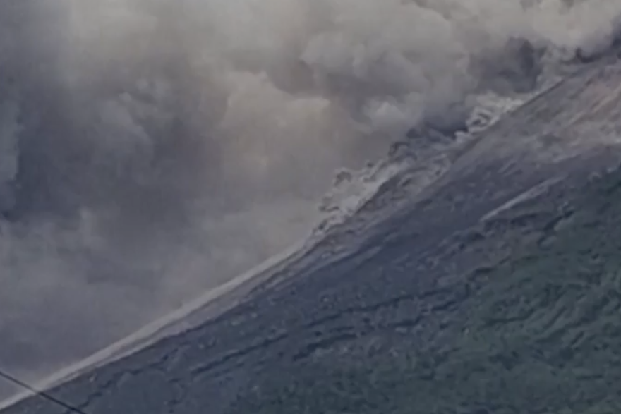 Erumpirao indonezijski vulkan Merapi: Izbacio rijeku lave dugu više od kilometra i oblak dima