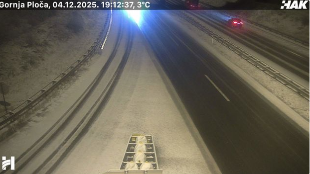 FOTO Snježni kaos kod Gospića: Autocestu zameo snijeg. HAK  se oglasio upozorenjem za vozače