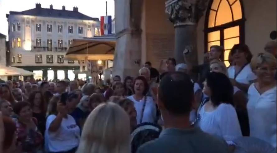 Pogledajte kako puna splitska Pjaca pjeva za velikog Olivera