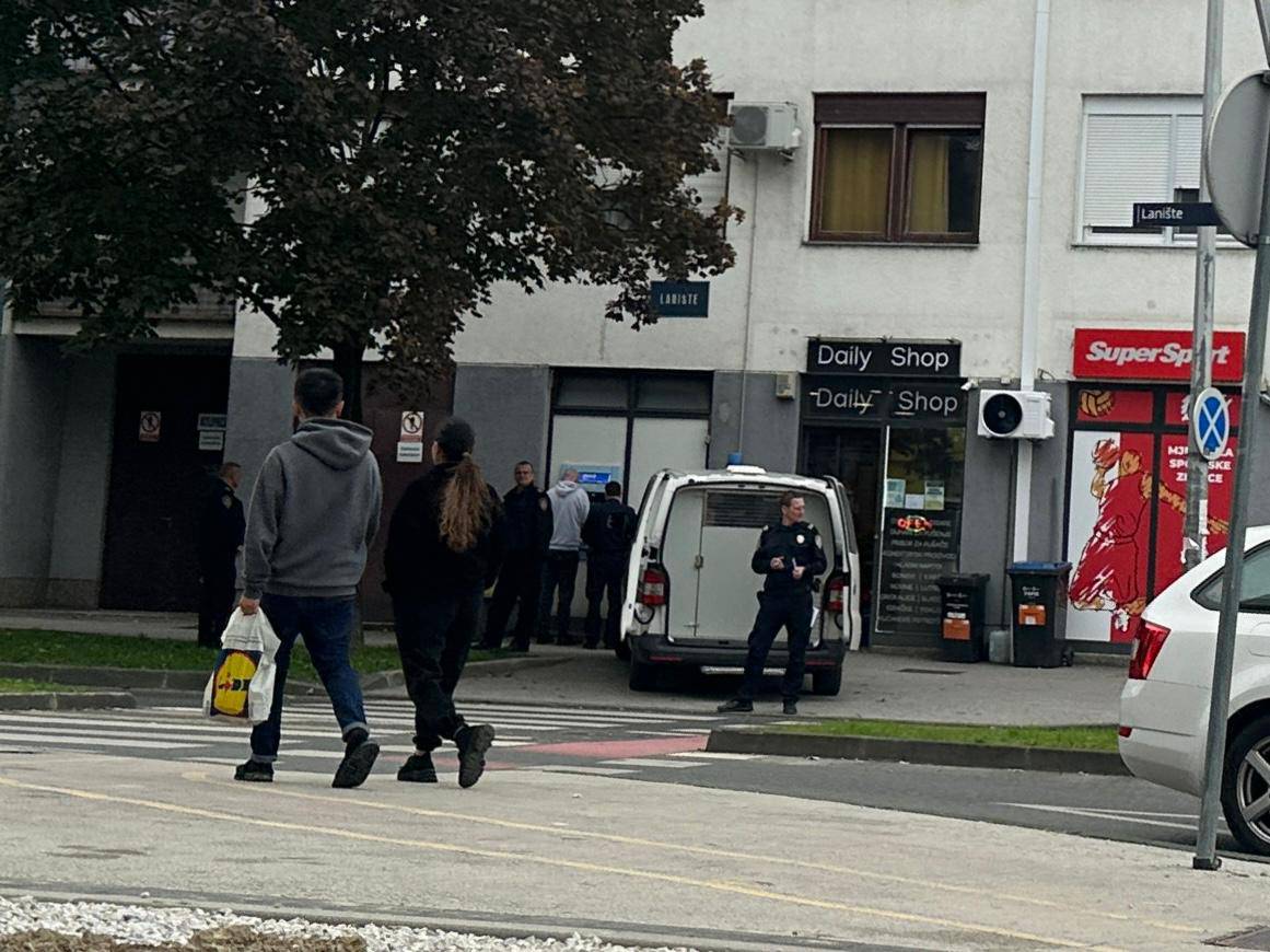 FOTO Nesvakidašnji prizor: U Zagrebu ga u lisicama doveli pred bankomat. 'Šokiralo me'