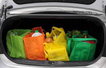 U autu uvijek imajte zalihu torbi za kupovinu i smanjite otpad