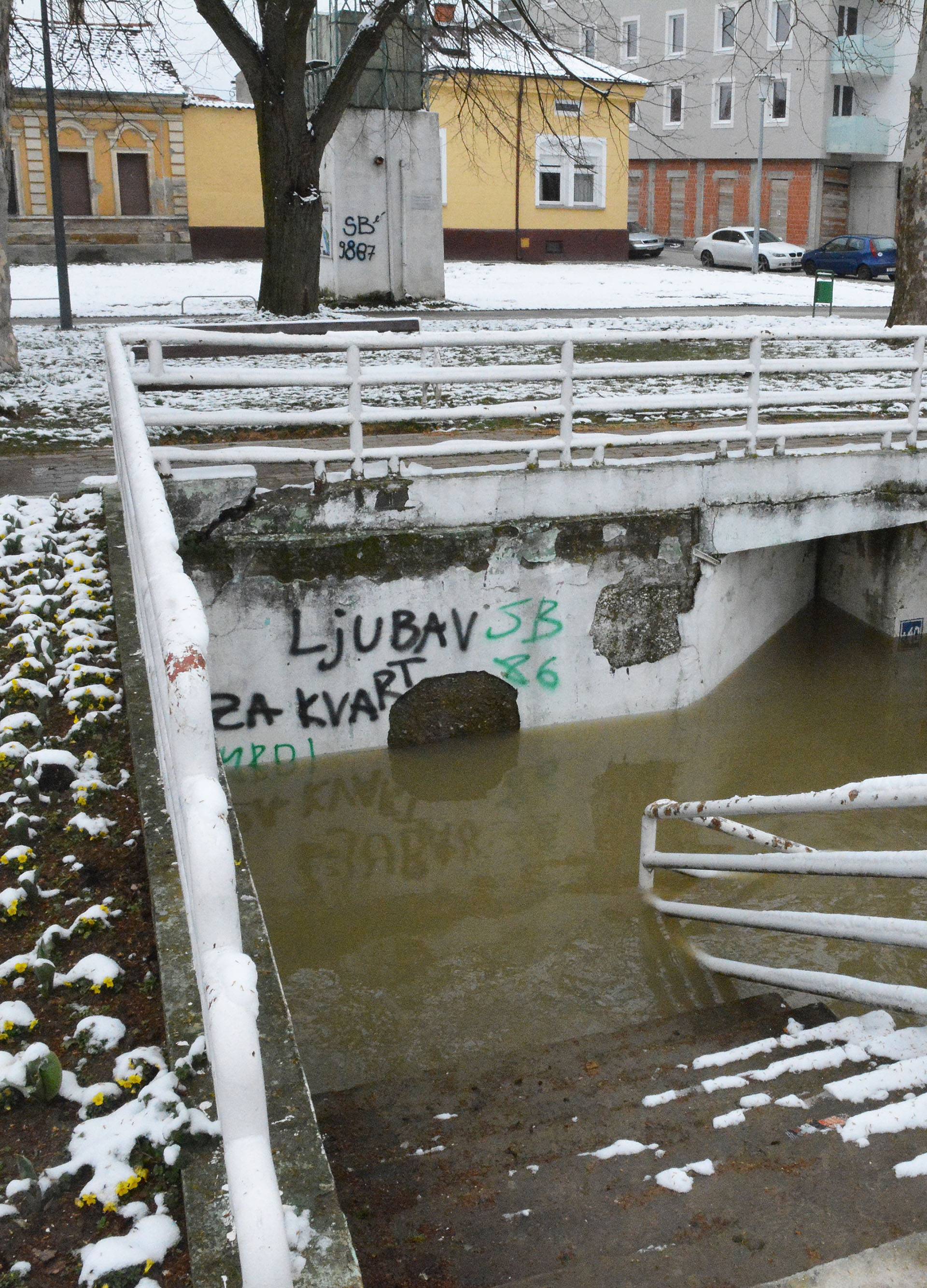 Ronioci dva sata u ledenoj vodi 'krpali' nasip kod Tanca na Uni