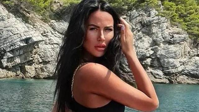 Hrvatska Megan Fox istaknula guzu u tangama, a na leđima je nosila zanimljiv modni dodatak