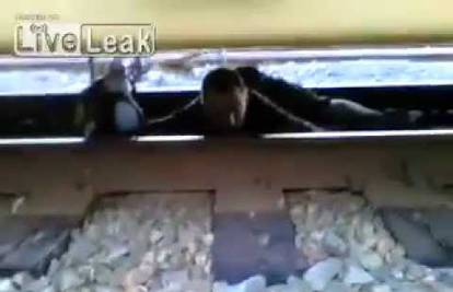 Kakav idiot: Legao na tračnice dok je iznad njega jurio vlak