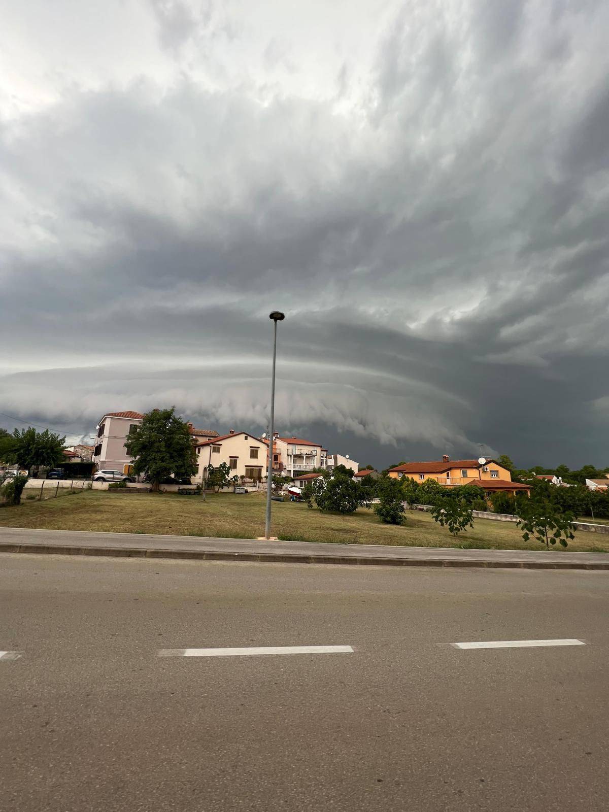 FOTO Pogledajte kadrove prije početka oluje iznad mora u Istri