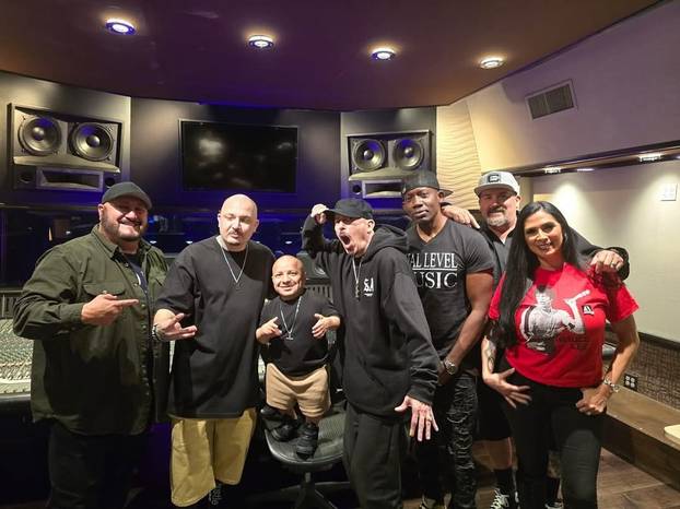 FOTO Ona je visoka 188 cm, a on svega 89 cm. Ljubavni su par: 'U krevetu smo svi iste visine'