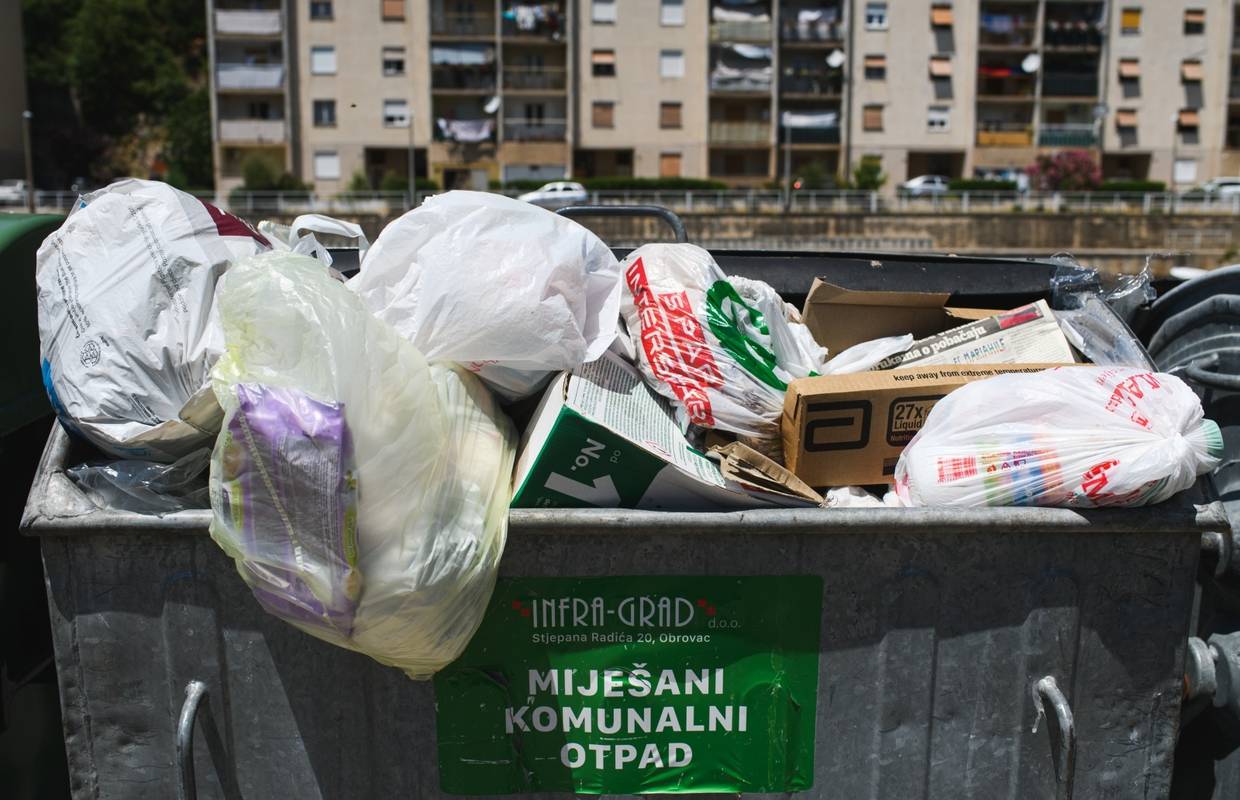 Komunalci štrajkaju: Obrovac prepun smeća, a ljudi se guše