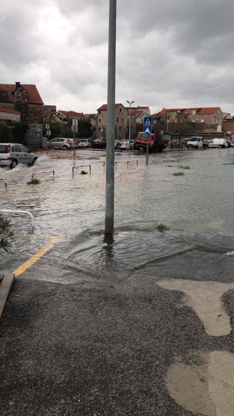 UŽIVO Diljem obale poplavljene ceste, tržnice i kafići. U Bakru zabilježena povijesna plima