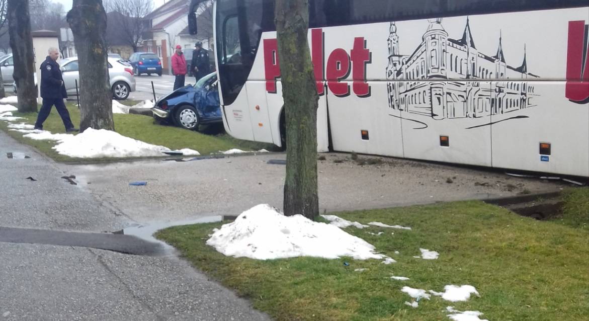 Nesreća u Nuštru: Sudar auta i bus, jedan čovjek je ozlijeđen