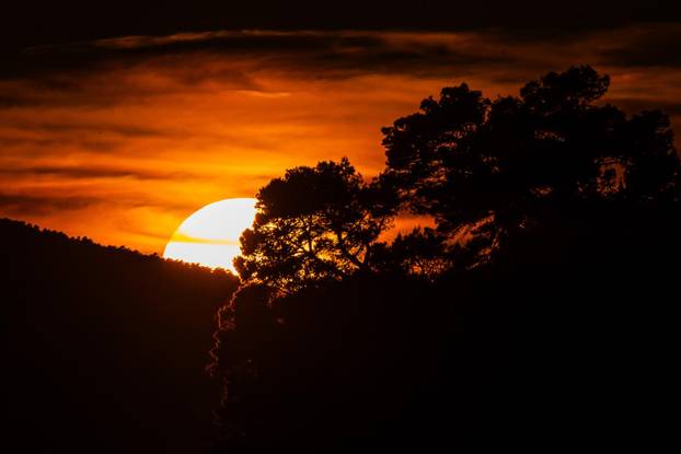Split: Zalazak sunca iznad uvale Kašjuni