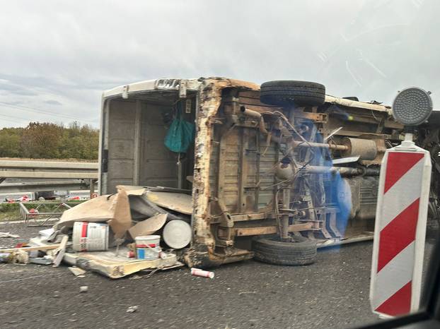 FOTO UŽASA Kamion se zabio u ogradu na A4 i prevrnuo se!