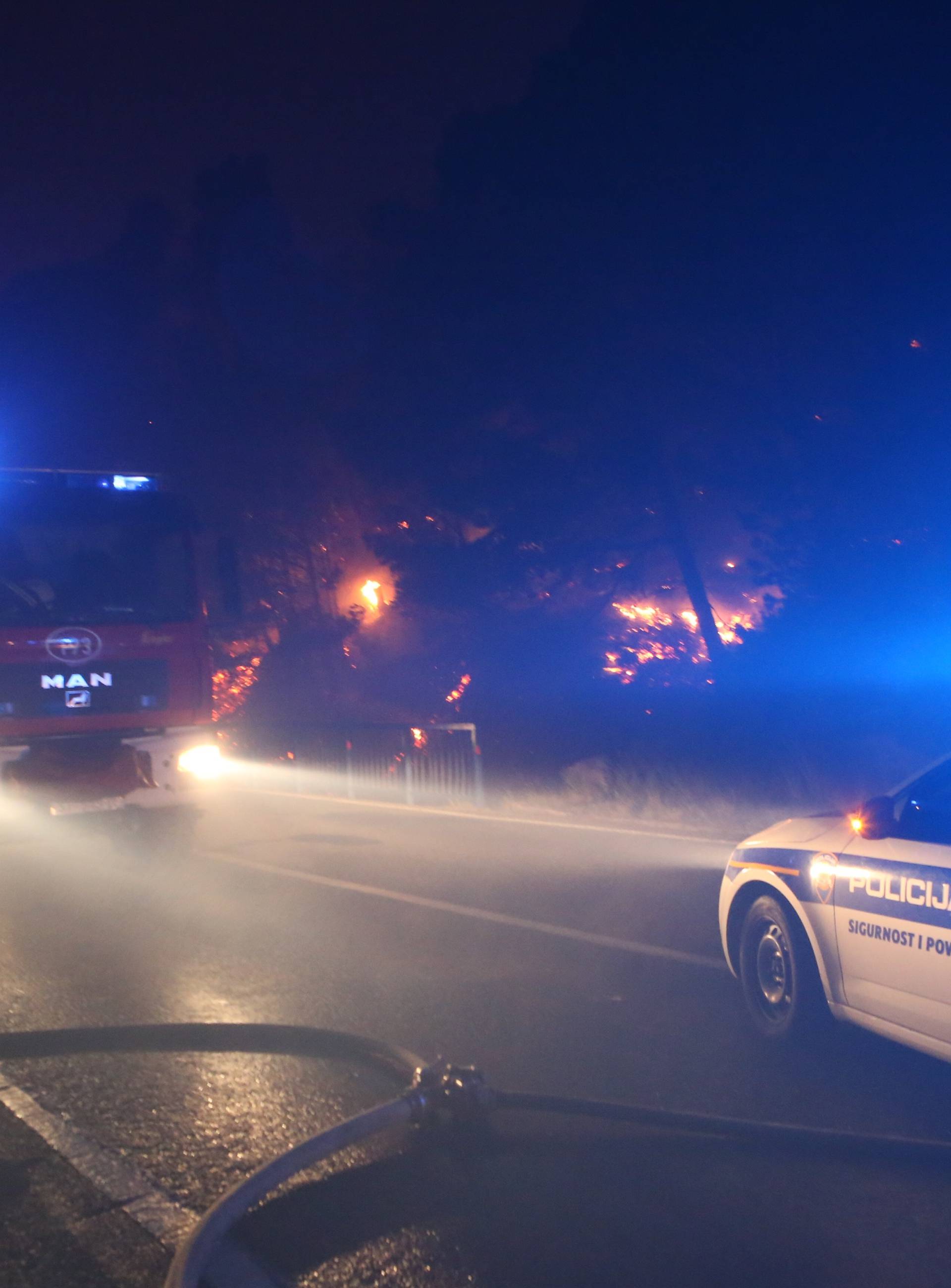 Kanader pomaže u gašenju, u Makarsku stiže i 150 vojnika