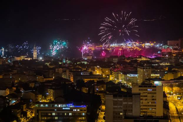 Vatromet na nebu iznad Splita u novogodišnjoj noći